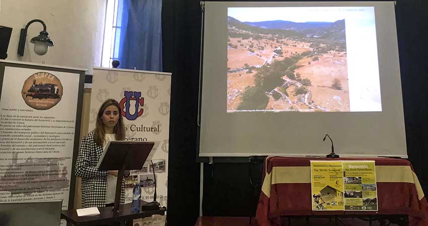 La joven arquitecta e investigaora de Prado del Rey Gloria Rivero Lamela disertando sobre Los Molinos